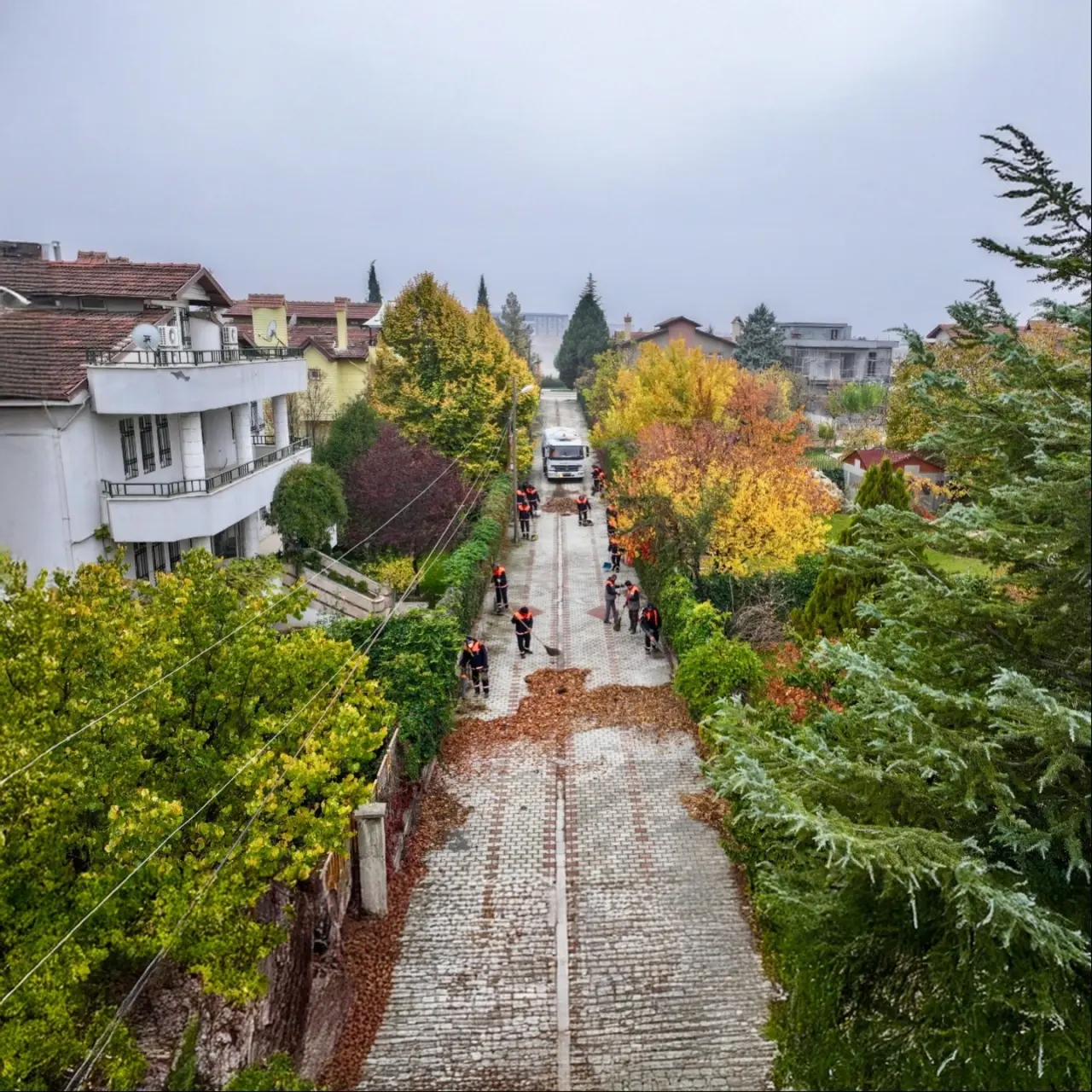 Yeşilyurt Belediyesi ekiplerinin mahallede gerçekleştirdiği cadde süpürme ve konteyner yıkama çalışmaları