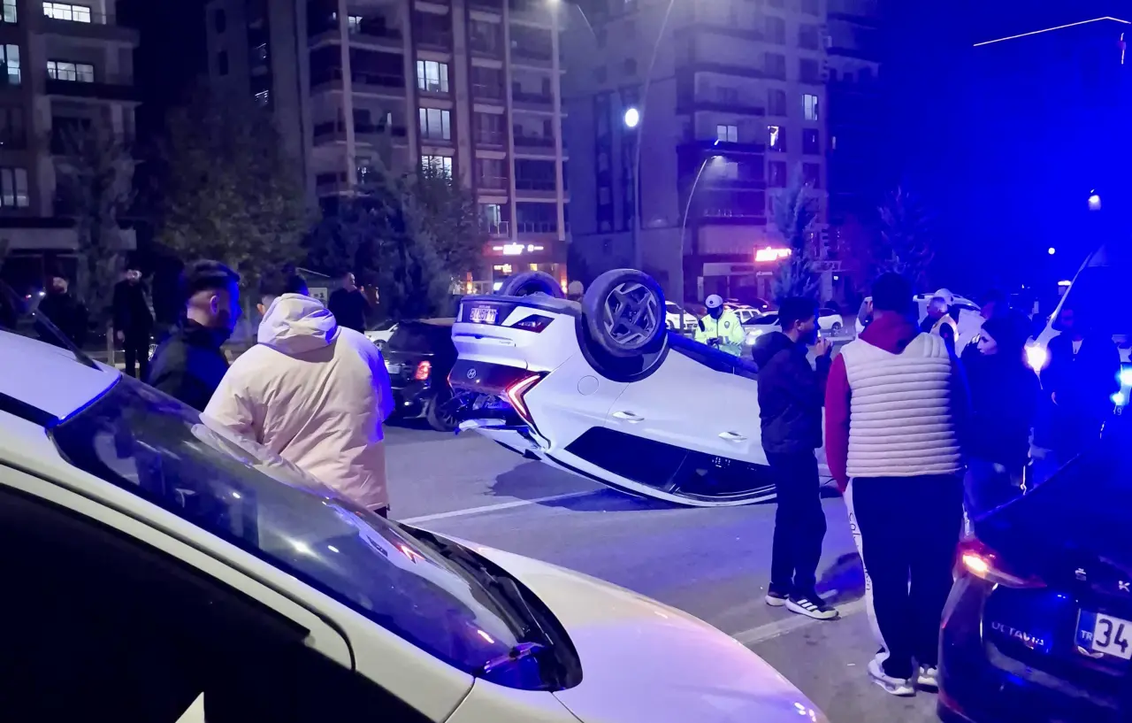 Kaza yerinde hasar gören araçlar ve polis ekiplerinin incelemesi.