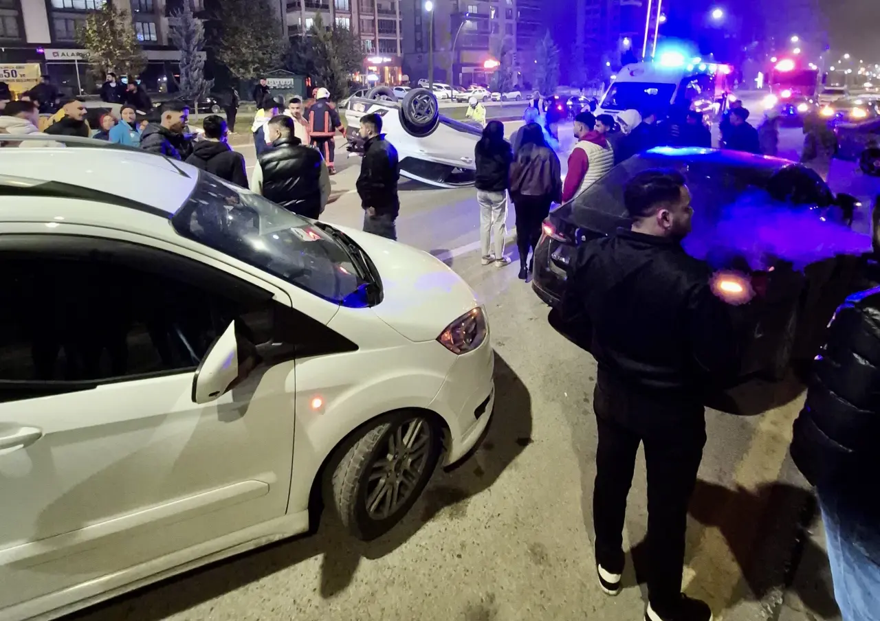 Malatya Altın Kayısı Bulvarı'nda takla atarak ters dönen otomobil.