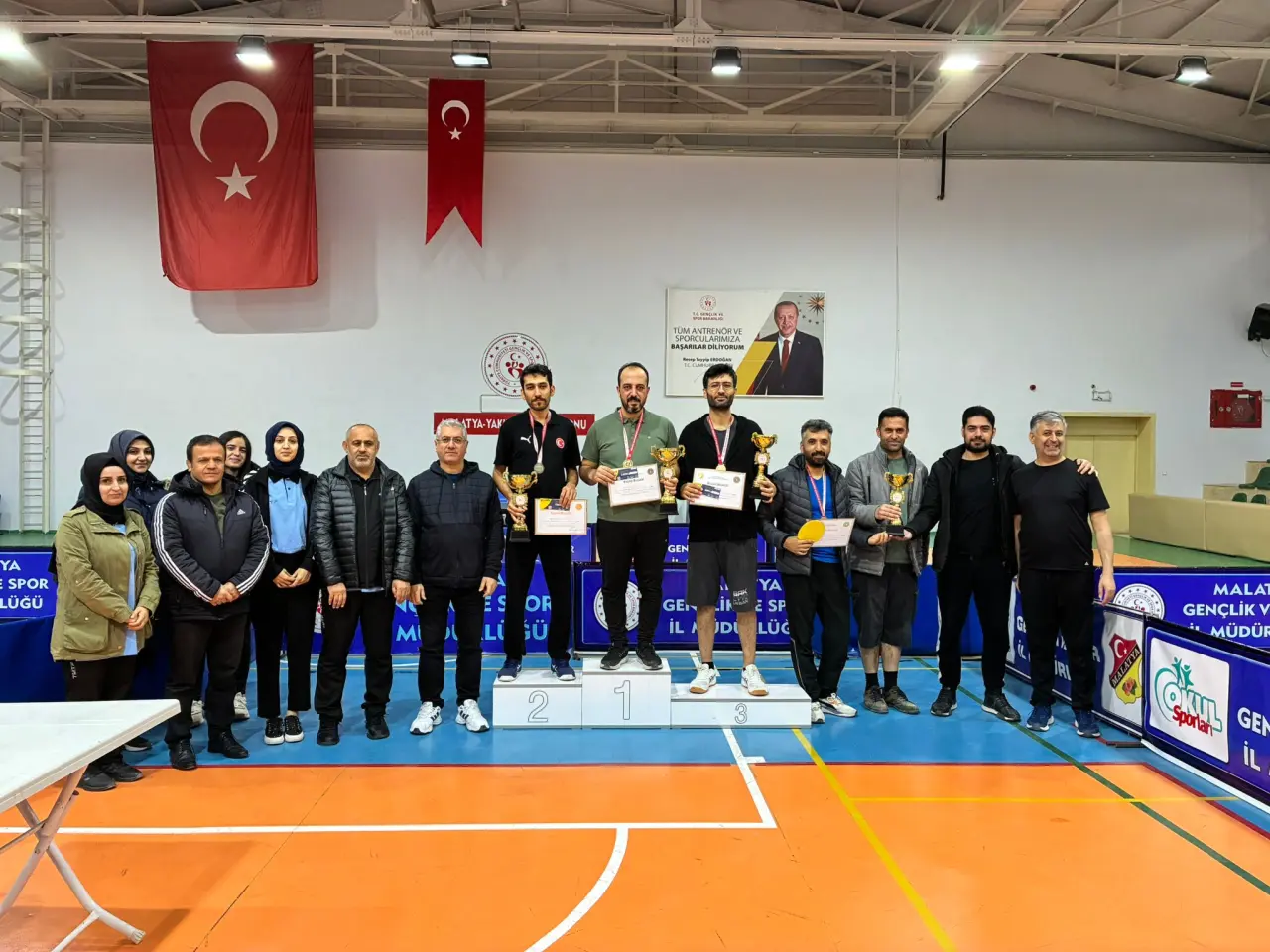 Malatya Öğretmenler Günü masa tenisi turnuvasında dereceye giren öğretmenlere ödülleri verilirken