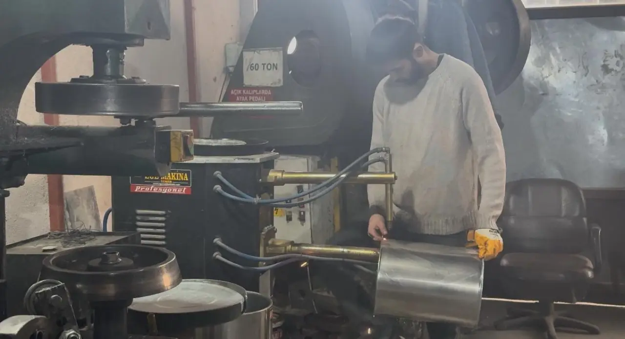 Kış sezonu için hazırlanan ve sevkiyata hazır bekleyen soba kovaları