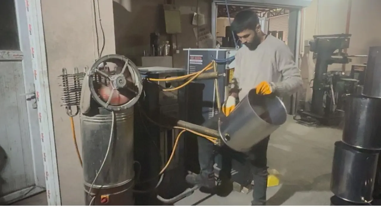 Malatya Darende sanayi sitesinde makine ile seri soba kovası üretimi yapan usta.