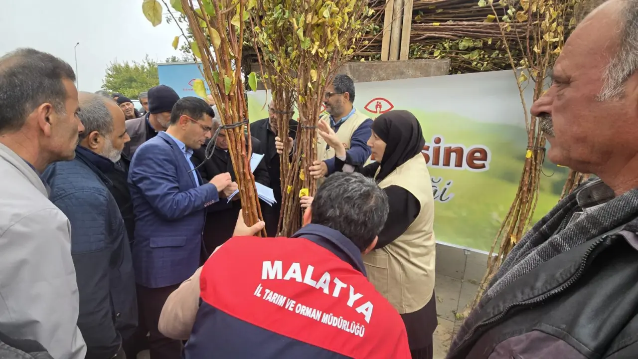 Malatya'da Rahma Austria gönüllüleri tarafından çiftçilere kayısı fidanı dağıtımı yapılırken