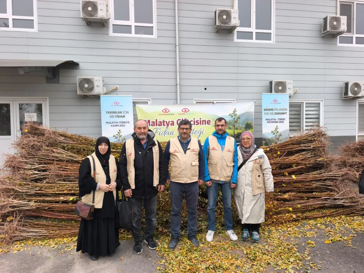 Dağıtılan fidanları teslim alan Malatyalı kayısı üreticileri ve yetkililer
