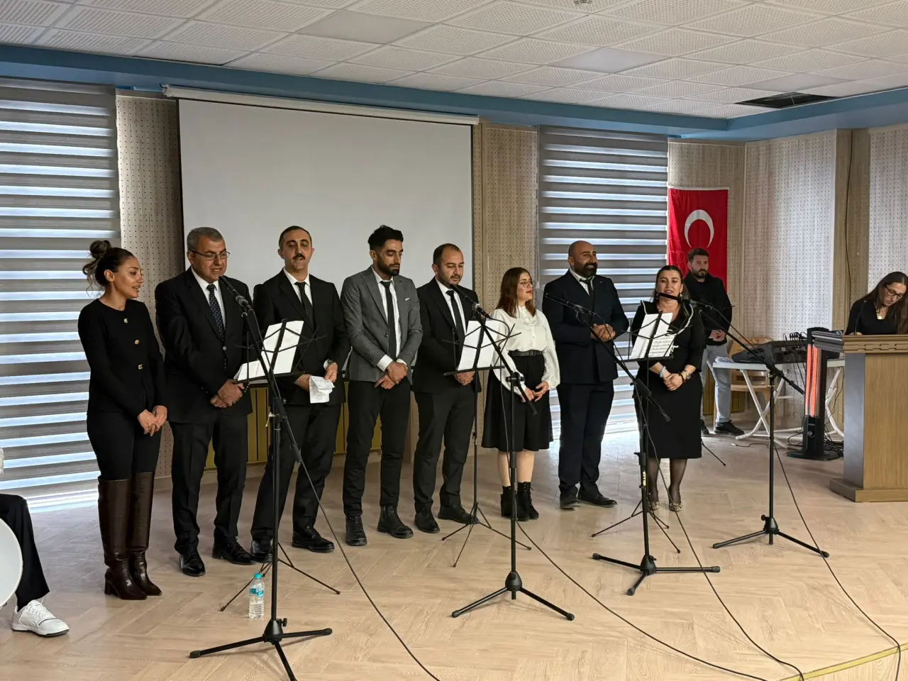Kuluncak'ta sahne alan ve öğretmenlerden oluşan koronun performansı