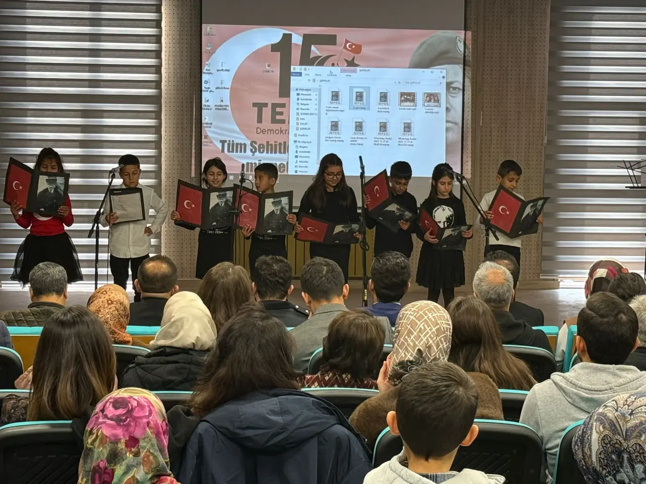 Köy okulu öğrencilerinin hazırladığı oratoryo gösterisi ve izleyenler