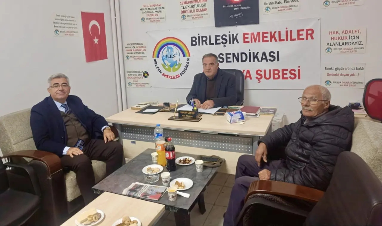 Birleşik Emekliler Sendikası Malatya Şube Başkanı Haydar Göktaş basın açıklaması yaparken.