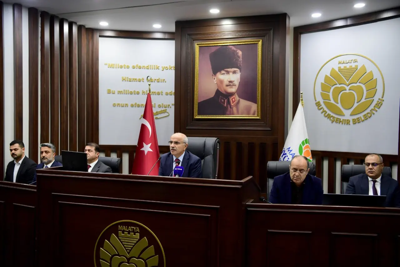 Malatya Büyükşehir Belediye Başkanı Sami Er, Meclis Salonu'nda kış hazırlıkları sunumunu yaparken.