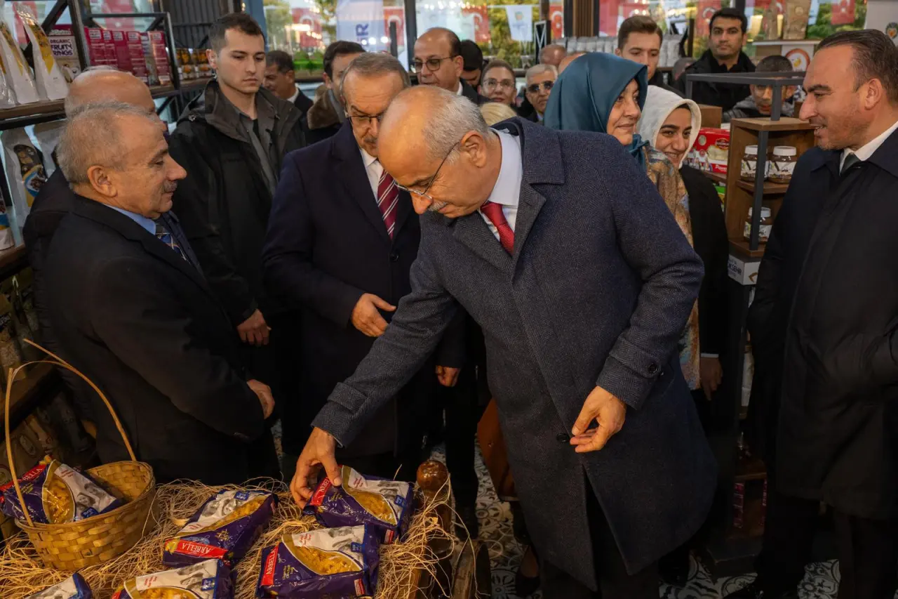 Glütensiz Kafe içerisinde sunulan glütensiz pasta ve ekmek çeşitlerini inceleyen vatandaşlar