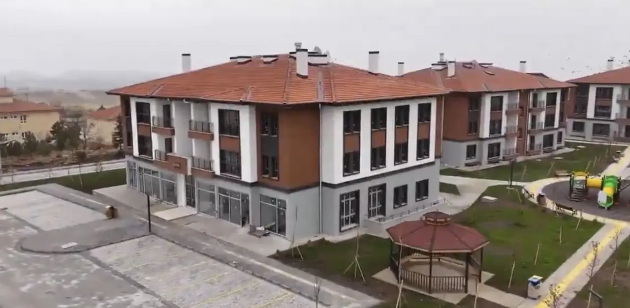 Tamamlanan modern konutların dış cephe görünümü ve peyzaj alanları
