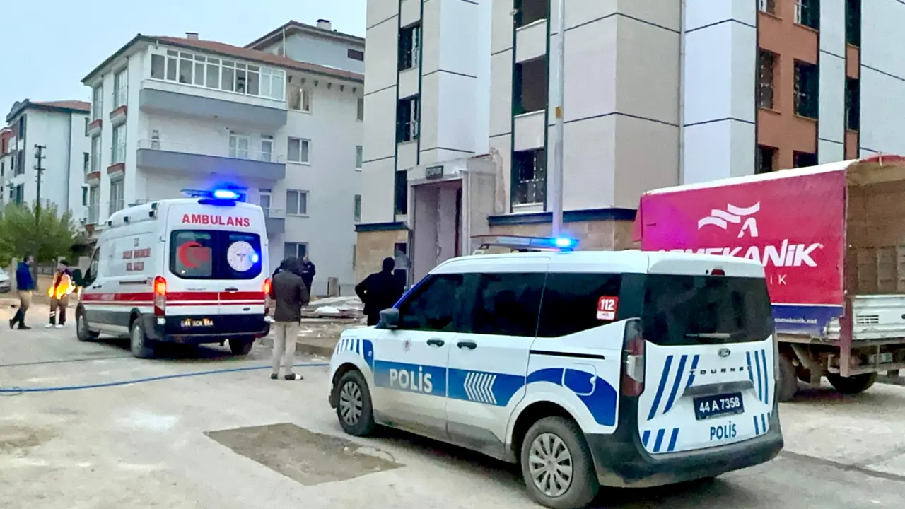 Malatya Battalgazi TOKİ şantiyesine gelen ambulans ve polis ekipleri