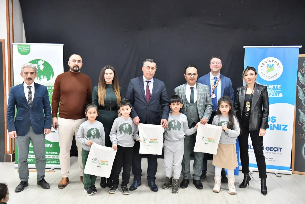 Yeşilyurt Belediyesi ekiplerinin bir okulda öğrencilere verdiği interaktif sıfır atık ve geri dönüşüm eğitimi