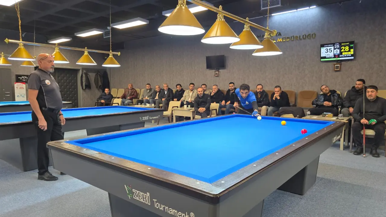 Turnuvanın final müsabakalarından çekişmeli bir bilardo maçı karesi