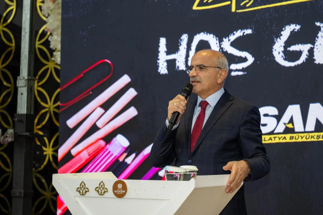 Malatya Büyükşehir Belediye Başkanı Sami Er, Nikah Sarayı'ndaki programda öğretmenlere hitap ederken