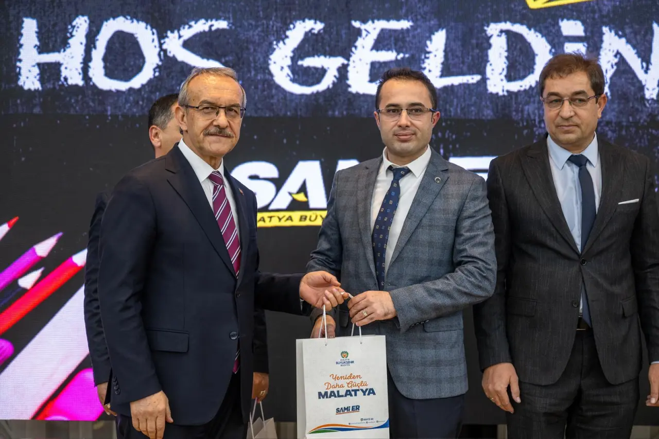 24 Kasım programına katılan öğretmenler ve Malatya il protokolü