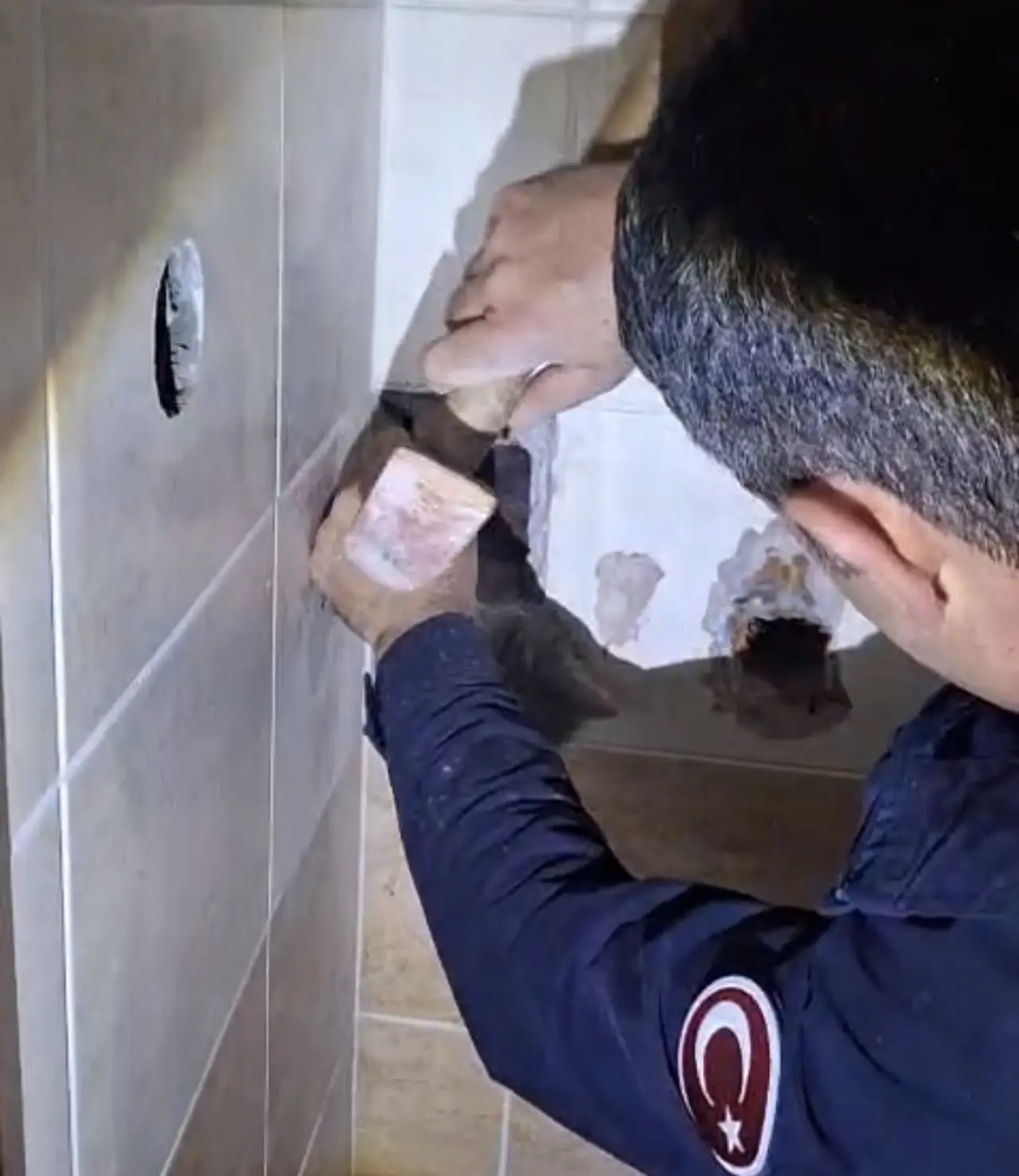 Malatya itfaiye ekipleri, kediyi kurtarmak için evin duvarında titizlikle delik açarken