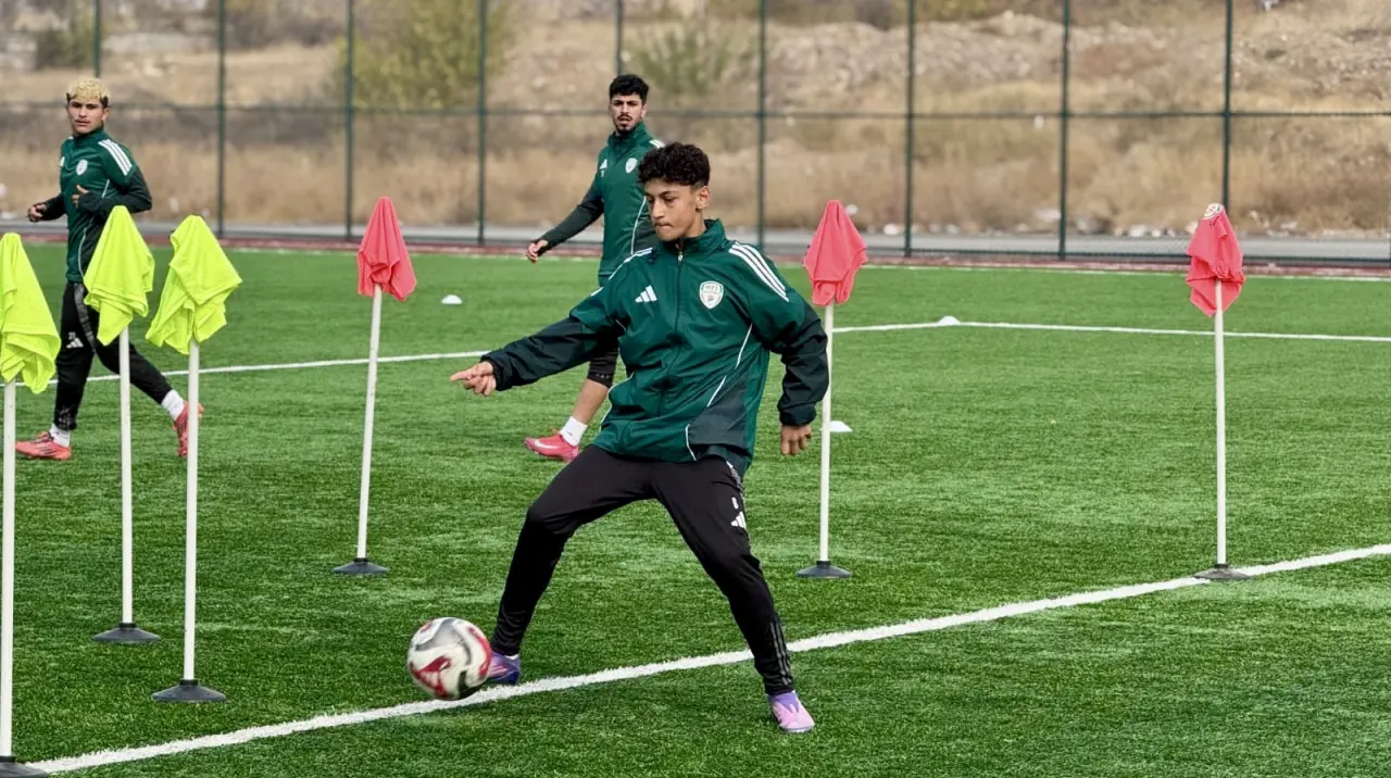 Malatya Yeşilyurt Spor A Takımı ile antrenmana çıkan 14 yaşındaki Emir Süleyman Ataş