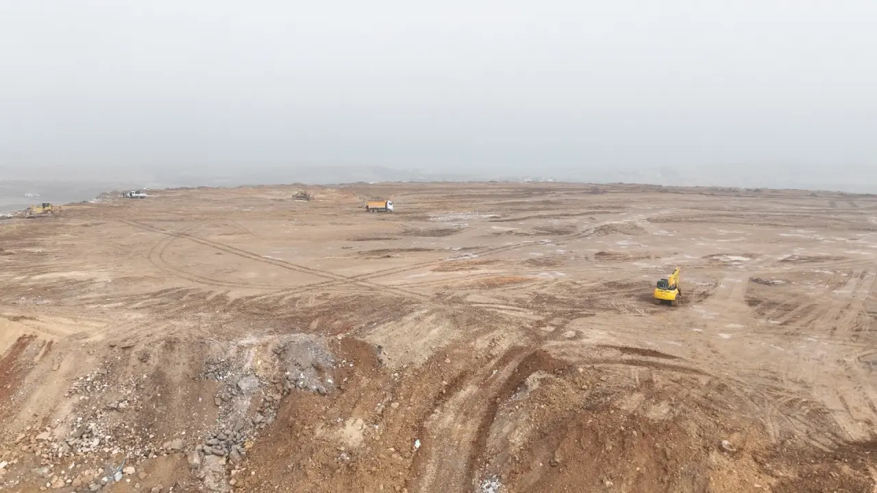 İş makineleri tarafından 8 milyon metreküplük hafriyatın ayrıştırılma ve düzenleme çalışmaları.