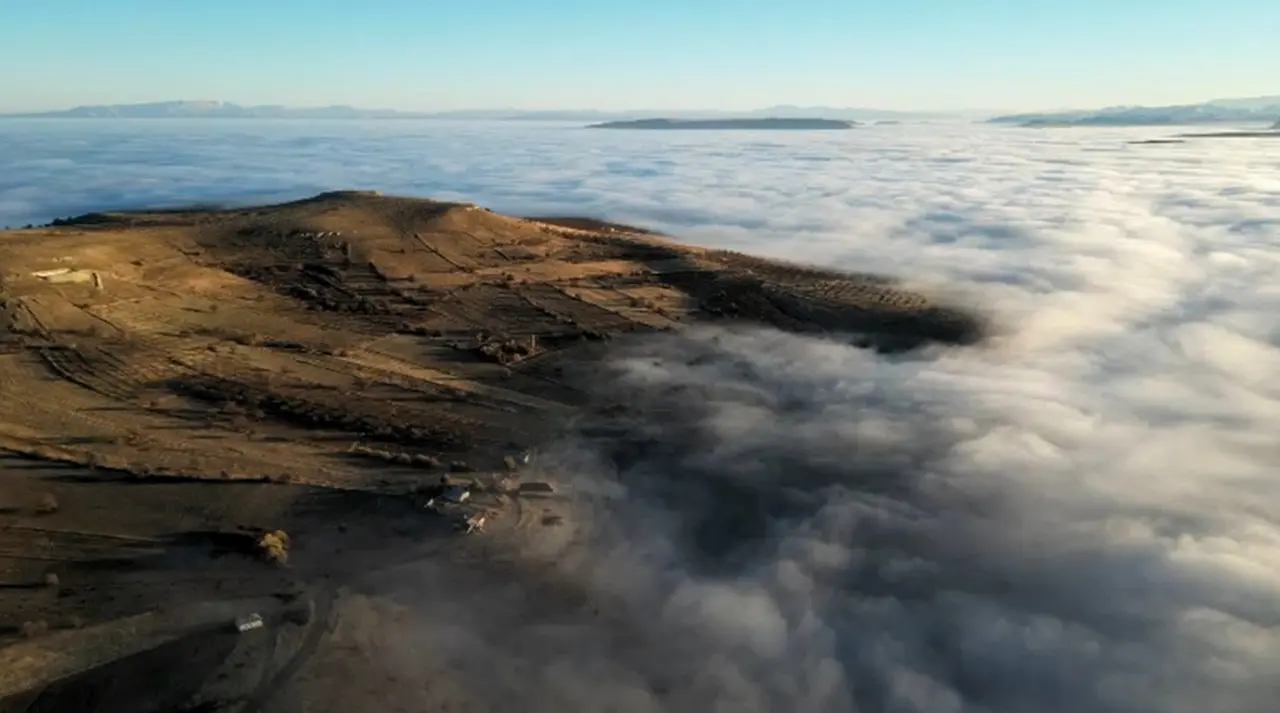 Yazıhan Ebreme Mahallesi üzerinde oluşan yoğun sis tabakasının drone ile çekilmiş havadan görüntüsü