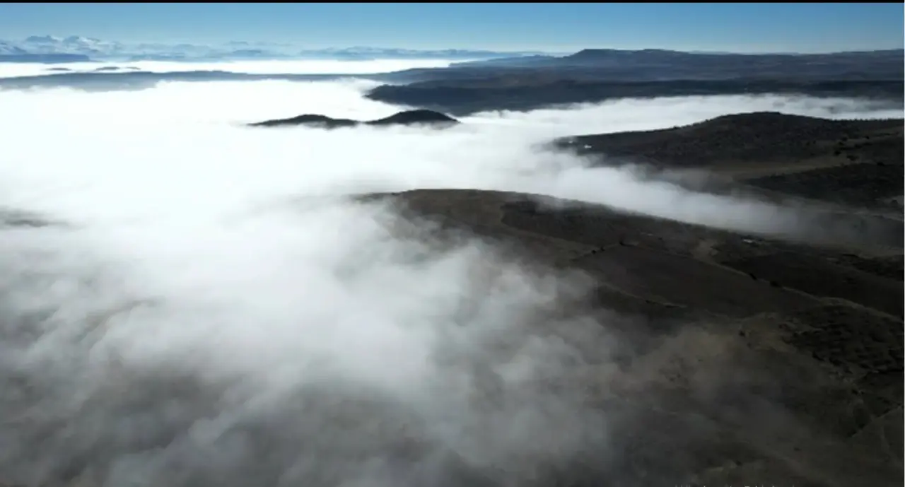 Vadi aralarına çöken sisin oluşturduğu "sis denizi" manzarası ve gün doğumu