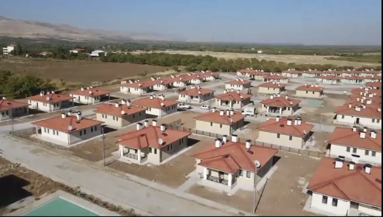 Yeşilyurt Şahnahan Mahallesi'nde hak sahiplerini bekleyen yeni kırsal konutlar