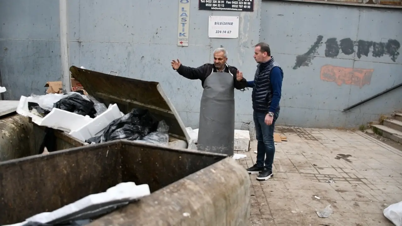 Pazar yerinde yaşanan otopark sıkışıklığı ve yetersiz çöp konteynerleri