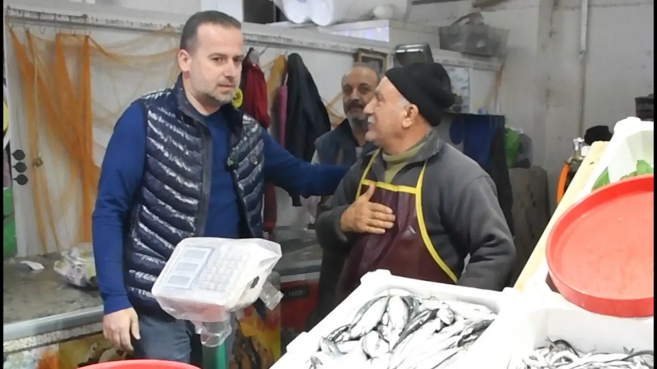 MAGİNDER Başkanı Salih Karademir, Malatya Kasap ve Balık Pazarı esnafının sorunlarını dinlerken