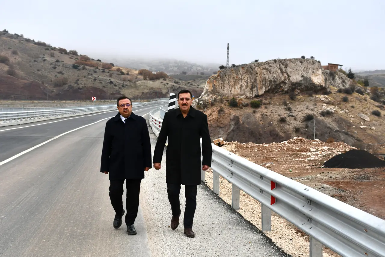 AK Parti Malatya Milletvekili Bülent Tüfenkci ve İl Başkanı Ali Bakan, Hekimhan-Kuluncak yol şantiyesinde yetkililerden bilgi alırken