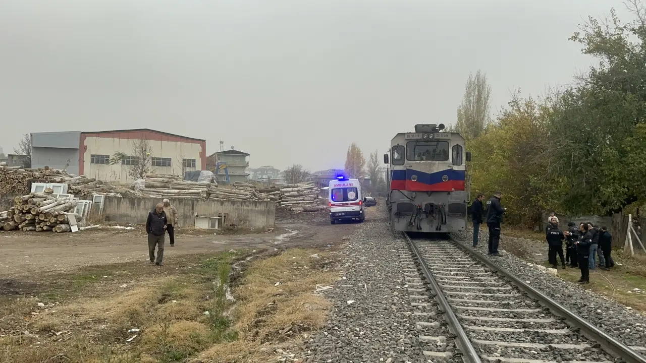Malatya Kiltepe Mahallesi'nde tren kazasının yaşandığı demiryolu hattı ve olay yeri inceleme ekipleri.