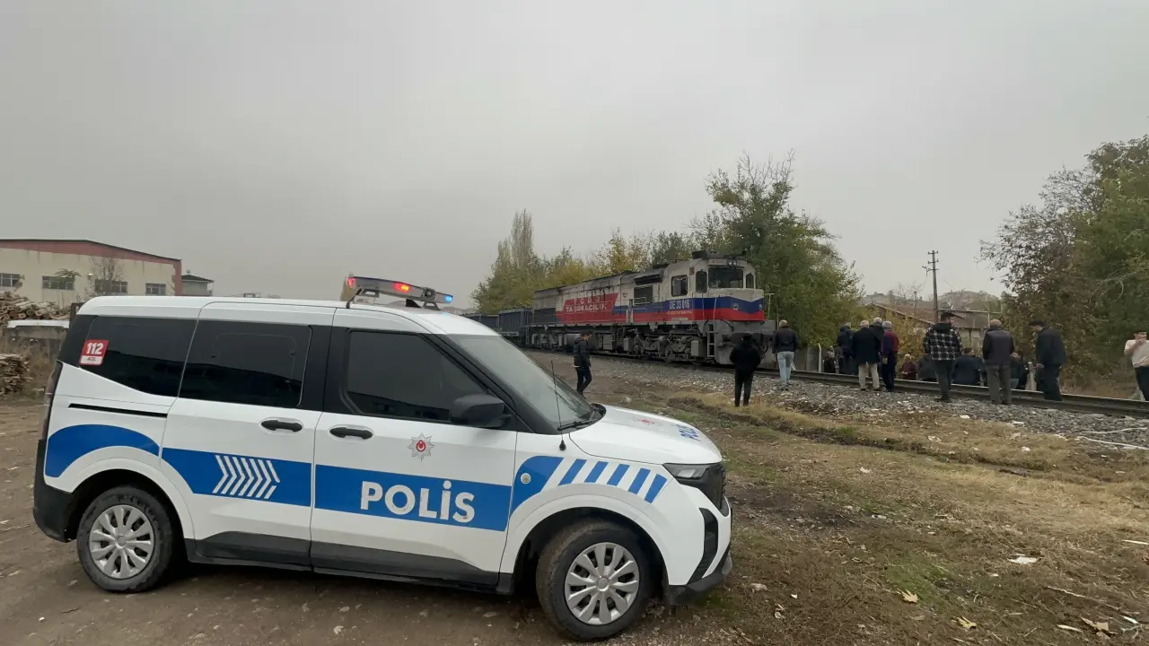 Yük treninin durduğu kaza mahallinde sağlık ekiplerinin yaralıya müdahalesi