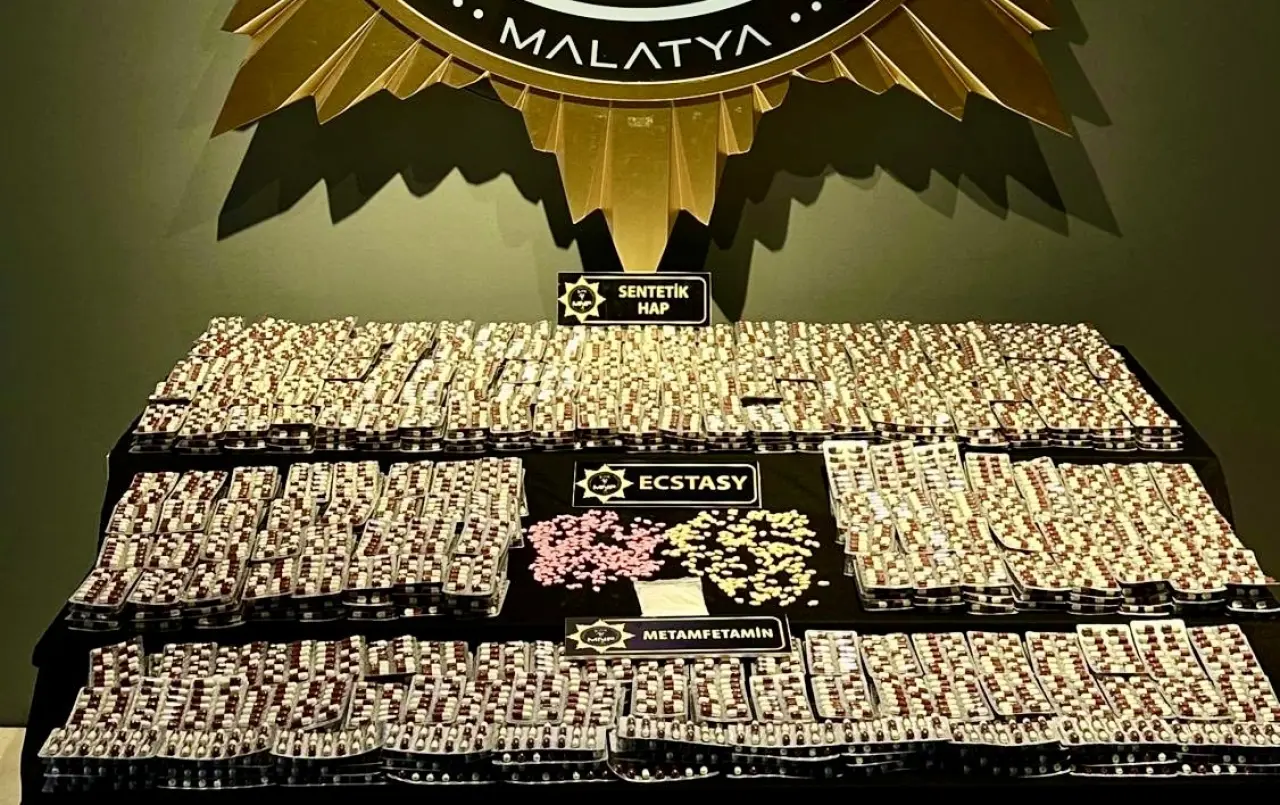 Malatya Emniyet Müdürlüğü Narkotik ekiplerince ele geçirilen binlerce sentetik hap ve uyuşturucu maddenin sergilendiği basın masası