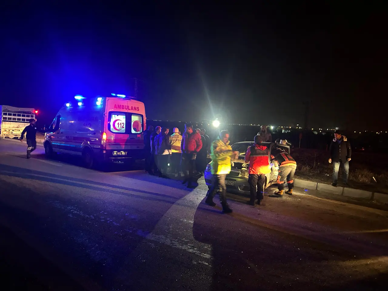 Malatya-Sivas karayolu Kendirli Kavşağı'nda çarpışan araçlar ve olay yerine gelen ambulanslar