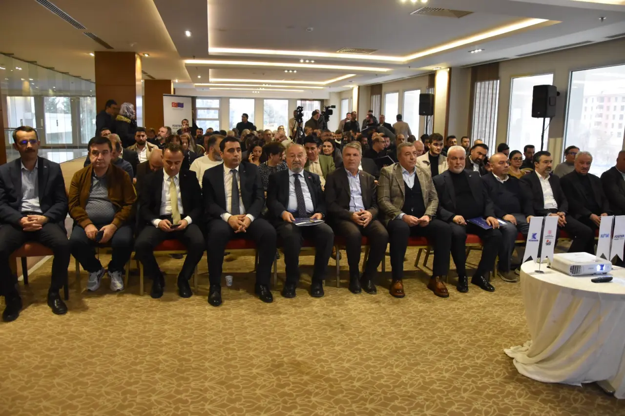 KOSGEB yetkililerinin iş insanlarına hibe ve kredi programlarını anlattığı toplantı salonu