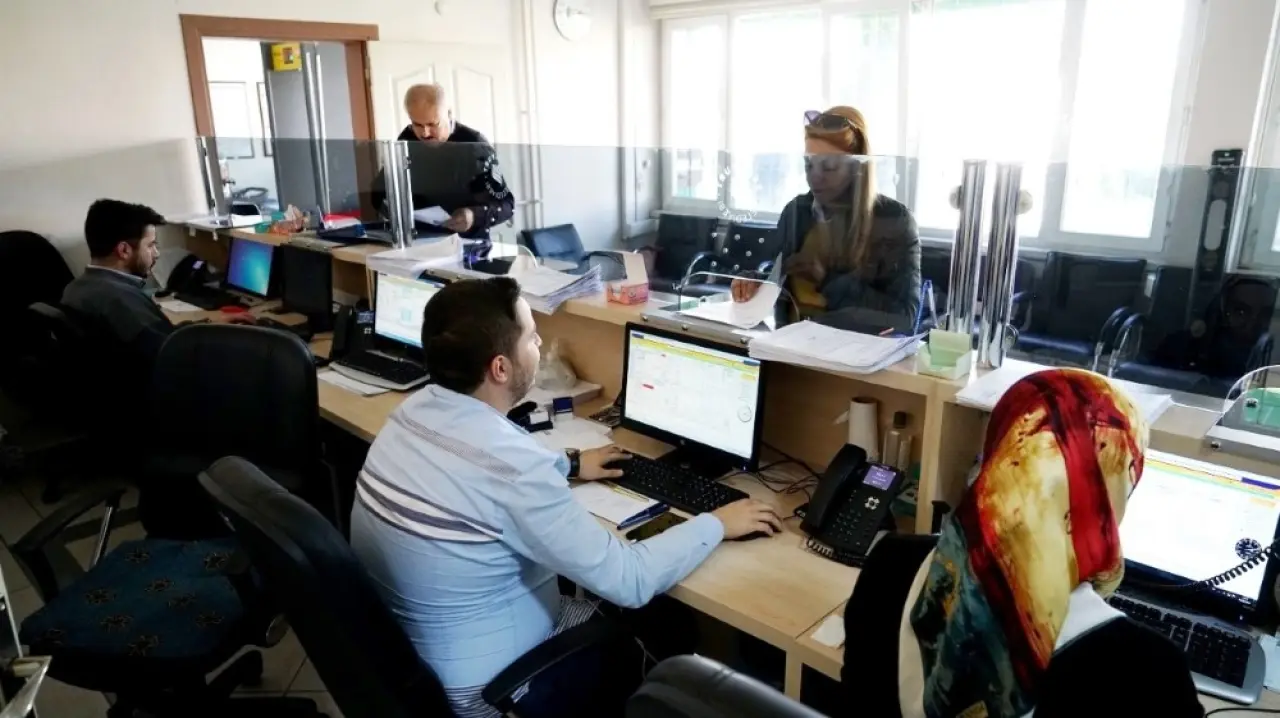 Yeşilyurt Belediyesi hizmet binasında vergi ödemesi yapan vatandaşlar ve vezne görevlileri