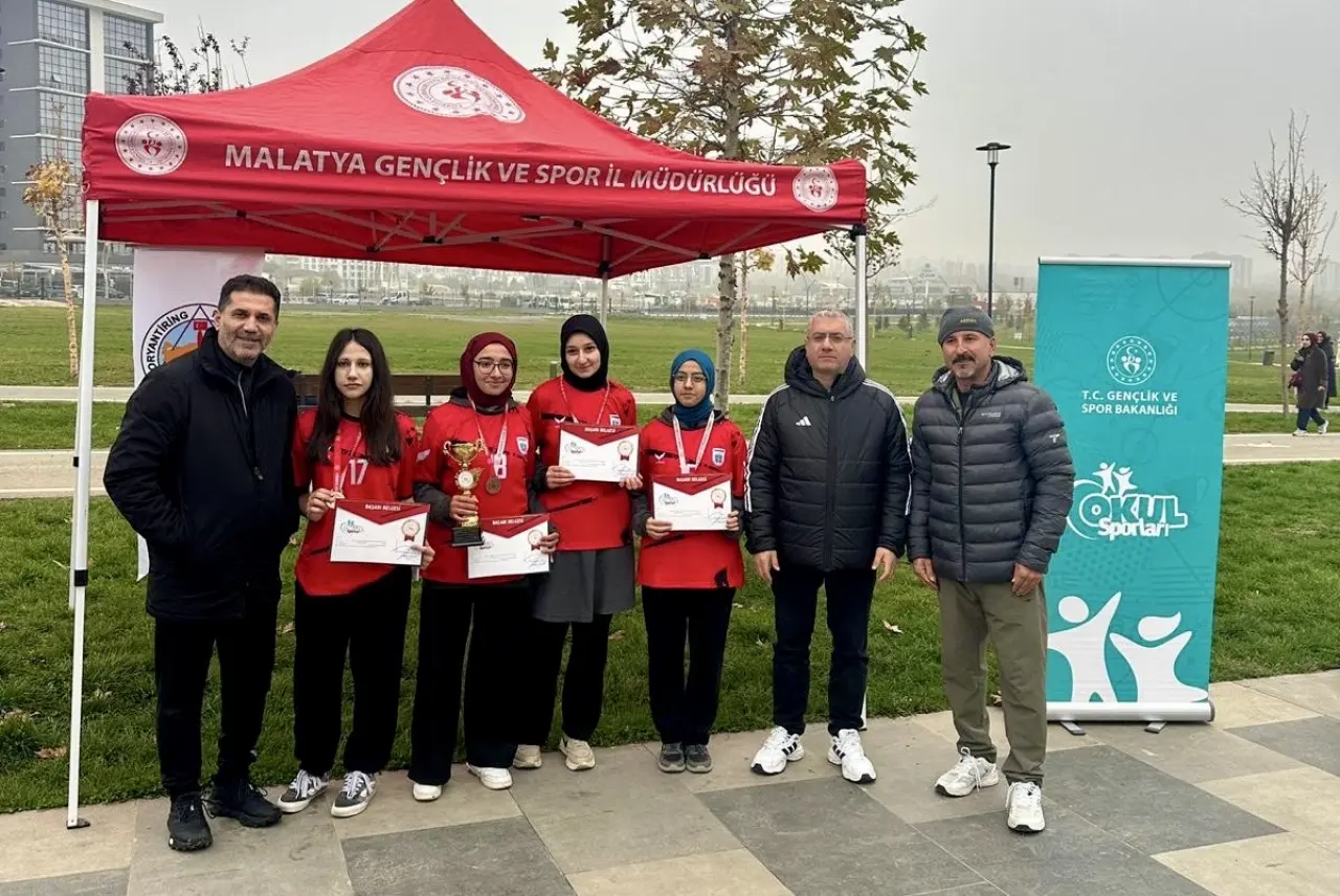 Yarışma sonunda dereceye giren sporcuların ve okul takımlarının ödül töreni.