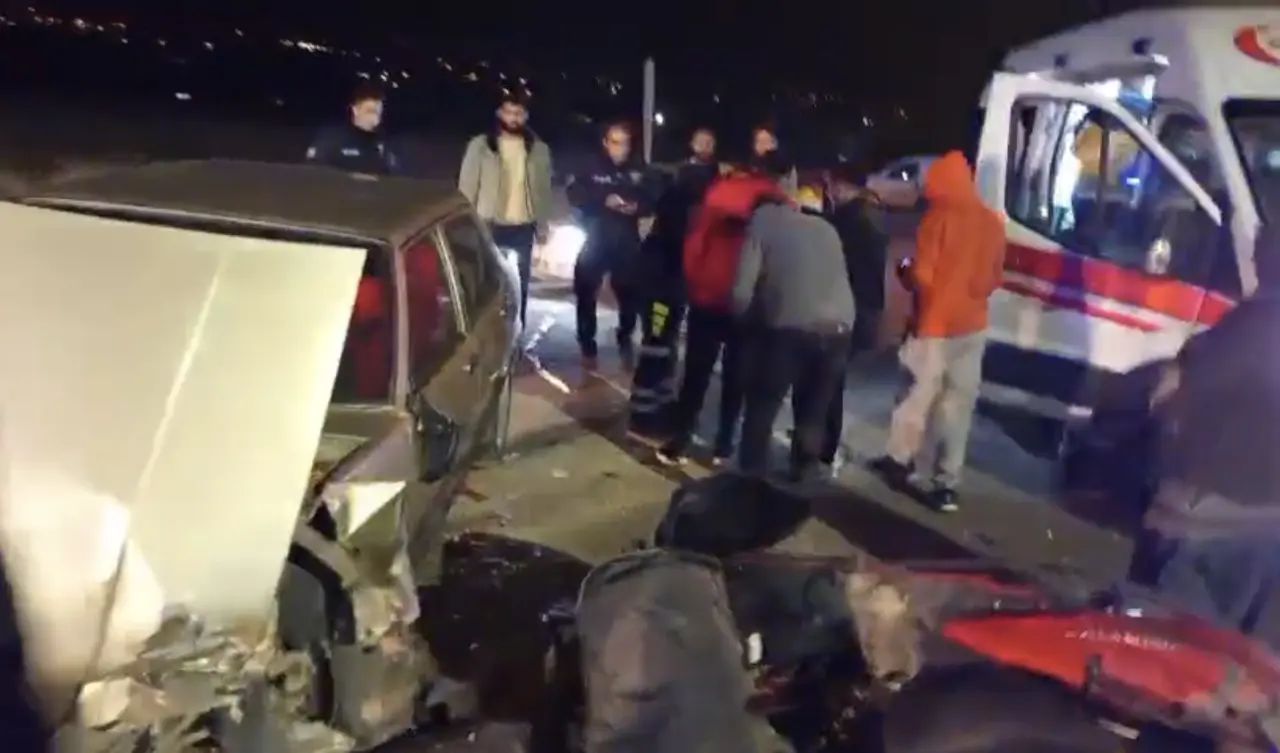 Malatya Battalgazi'de kurye kazasının yaşandığı olay yerinde polis ve sağlık ekiplerinin çalışması.