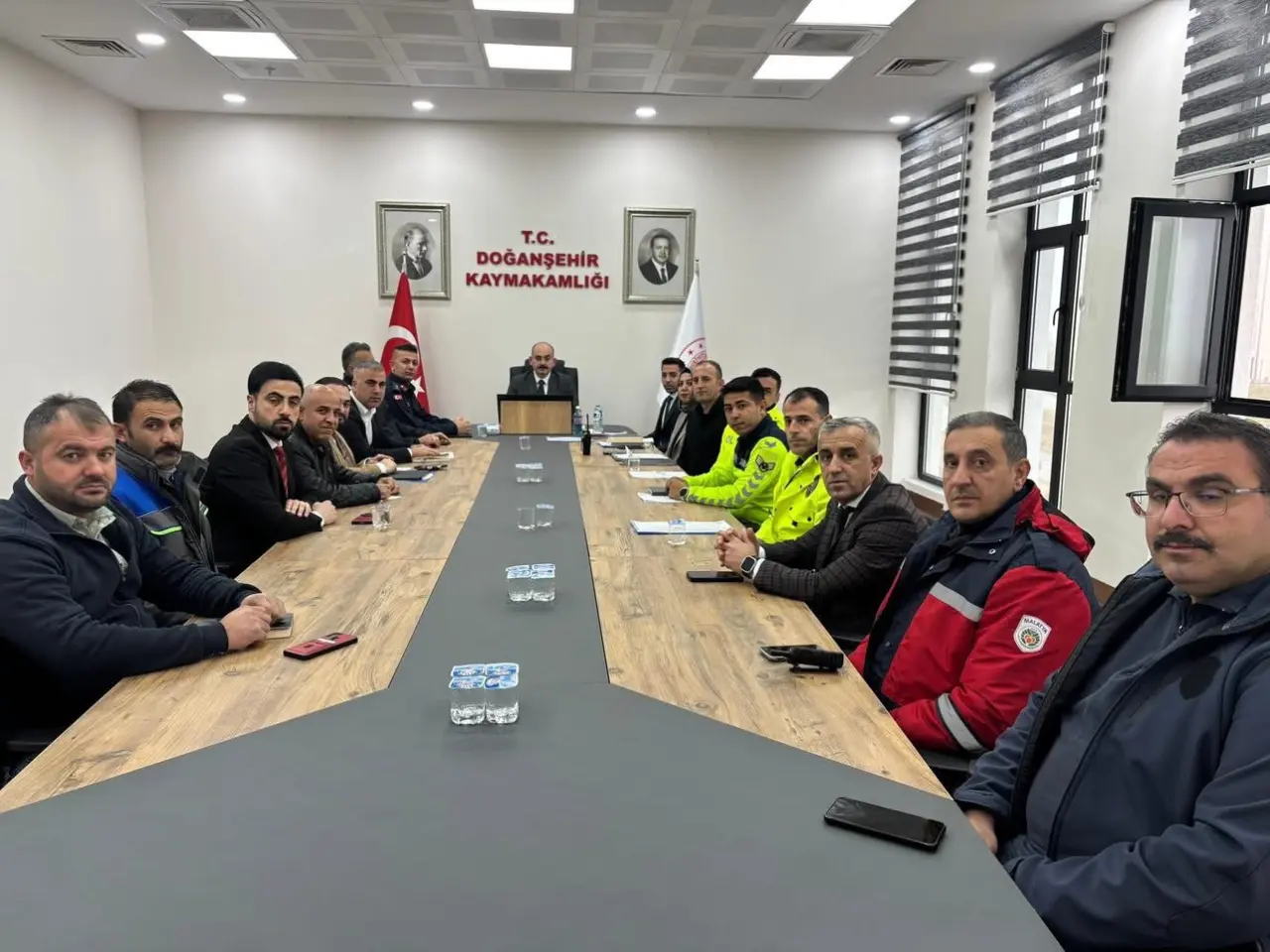 Doğanşehir Kaymakamı Ahmet Fatih Sungur başkanlığında düzenlenen kış tedbirleri değerlendirme toplantısı