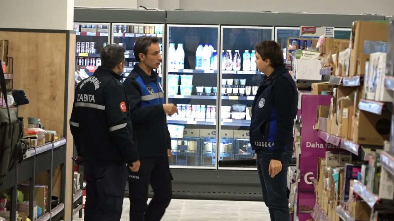 Mevzuata aykırı faaliyet gösteren iş yerinin kapısına zabıta tarafından mühür vurulması.