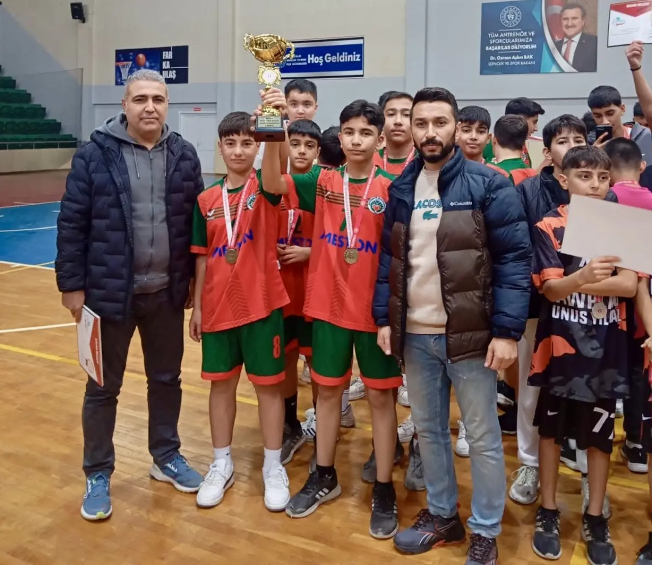 Hentbol il birinciliği müsabakalarında mücadele eden yıldız erkek ve kız takımlarından bir enstantane