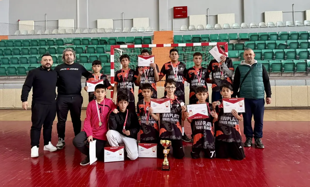 Turnuva sonunda dereceye giren okulların kupa ve madalya töreni, kürsüdeki sevinç anları