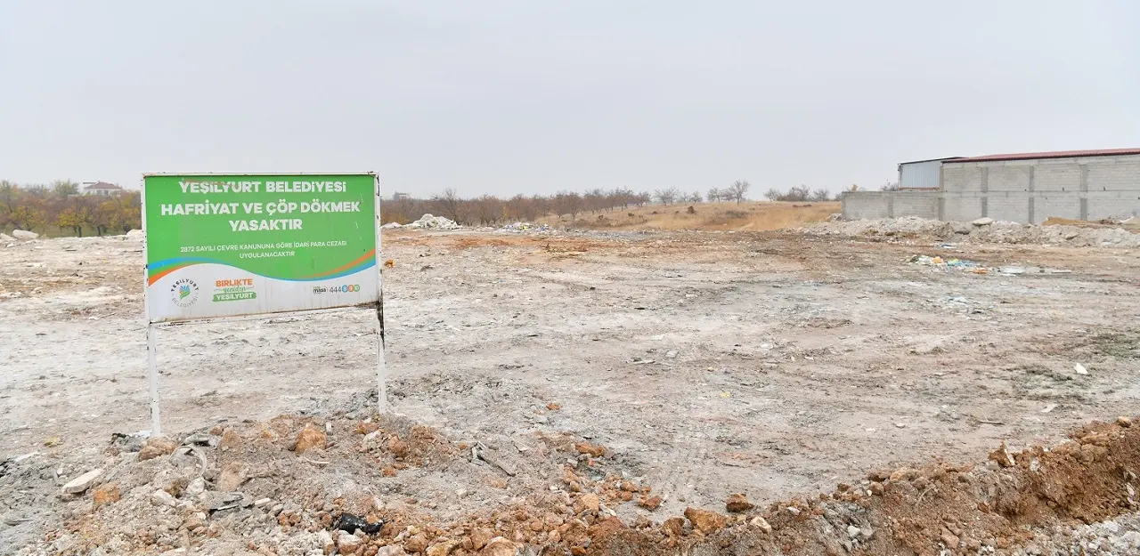 Yeşilyurt Belediyesi Fen İşleri ekiplerinin iş makineleriyle Yeşiltepe'de gerçekleştirdiği hafriyat temizliği.