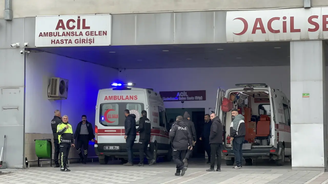 Malatya Eğitim ve Araştırma Hastanesi acil servisi önünde bekleyen polis araçları