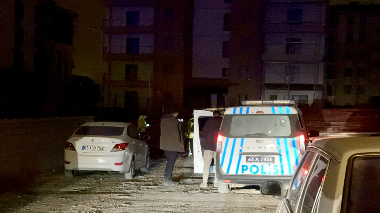Gece saatlerinde kaza yapan motosiklet ve olay yerindeki polis ekiplerinin incelemesi