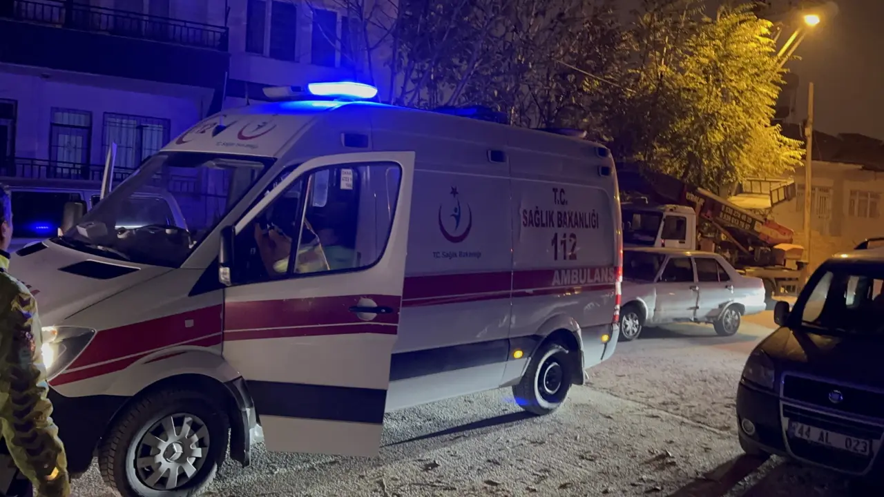 Olay yerine gelen ambulans ve polis araçlarının tepe lambaları (Temsili)
