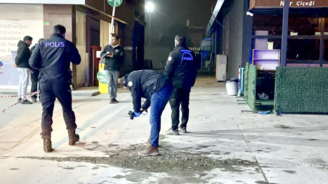 Malatya MAŞTİ civarındaki akaryakıt istasyonunda olay yeri inceleme ekiplerinin çalışması ve boş kovan delilleri