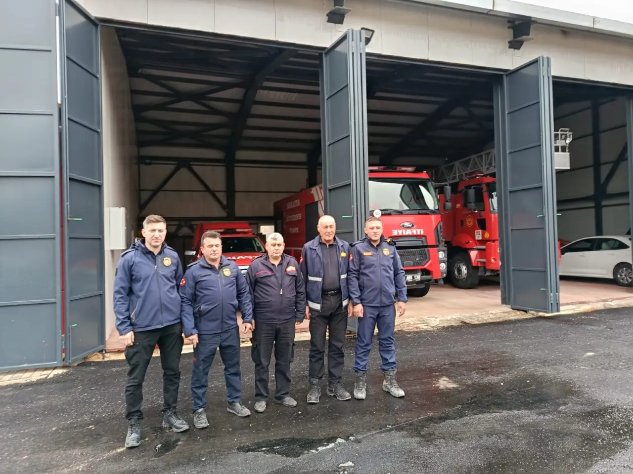 Yeni binada göreve başlayan itfaiye araçları ve personel