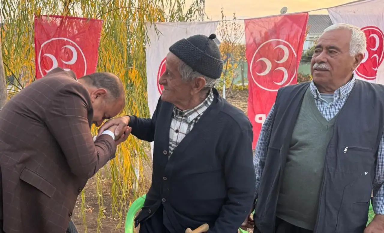 Gökhan Gök'ün esnaf ziyareti sırasında vatandaşların sorunlarını dinlemesi.