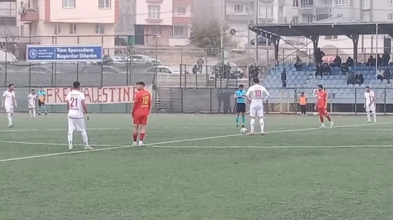 Malatyaspor ile Viranşehirspor arasında oynanan maçtan bir mücadele anı