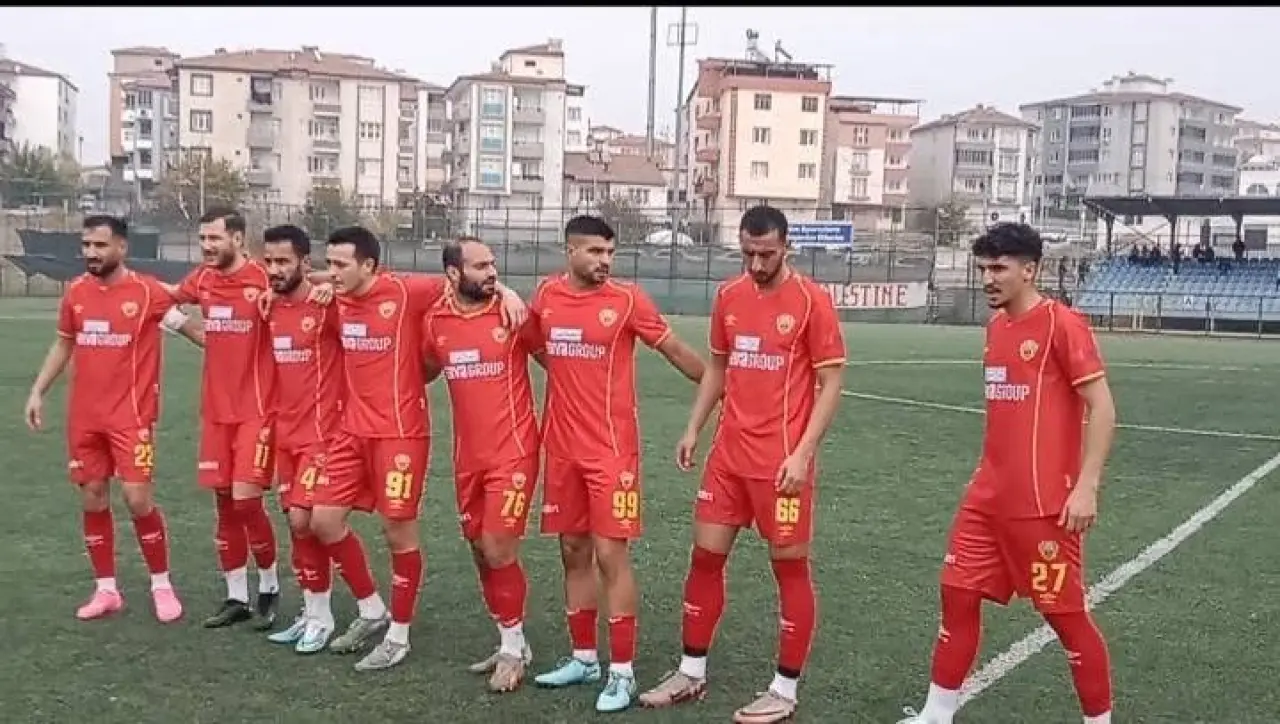Maç sonu skor tabelası veya sahadan ayrılan futbolcular