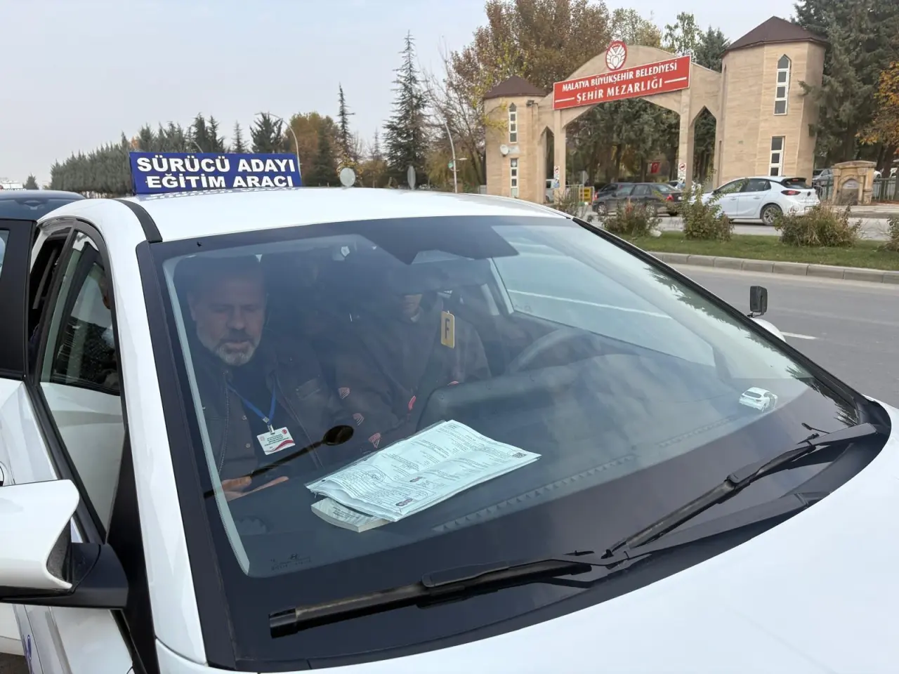 Malatya'da direksiyon sınavına giren Melissa Vargas, eğitim aracının direksiyonunda